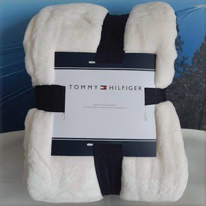 Tommy Hilfiger Queen Fleece Blanket